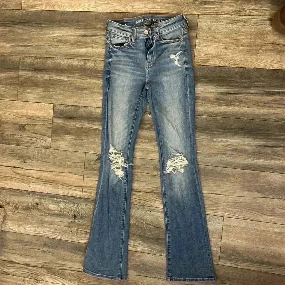 American Eagle Super Hi Rise Flare distressed Jean next level stretch 00